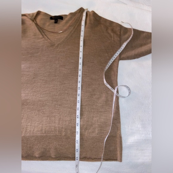 Women’s BANANA REPUBLIC Tan SEAMLESS MERINO V-NECK SWEATER size medium - Picture 7 of 12